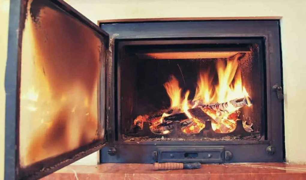 when to close glass doors on fireplace